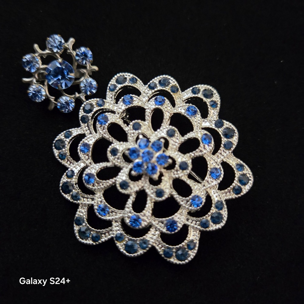 VTG 2PC Brooch Set Silver Tone Blue Rhinestone Snowflake Winter Sparkling Gift - Picture 2 of 8